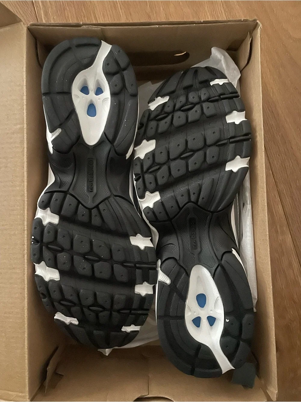 NWT New Balance 740 Women's Athletic Sneakers in Silver and White
